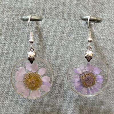 Ohrringe mit fliederfarbener Blume