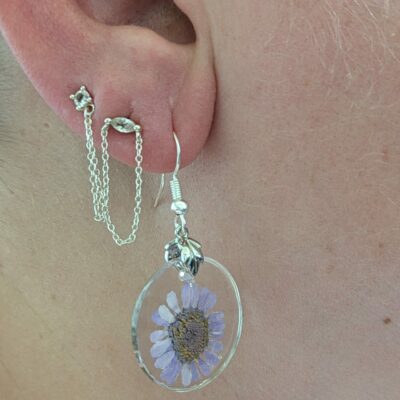 Ohrringe mit fliederfarbener Blume – Bild 4