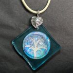 Kette mit Muggelstein Baum weiß mit hellblauem Hintergrund