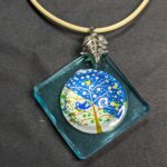 Kette mit Muggelstein Baum mit blau-weißem Hintergrund und Vögelchen