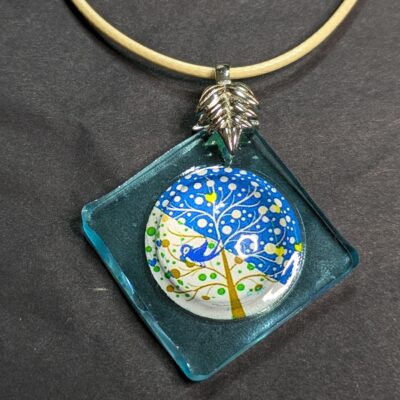 Kette mit Muggelstein Baum mit blau-weißem Hintergrund und Vögelchen
