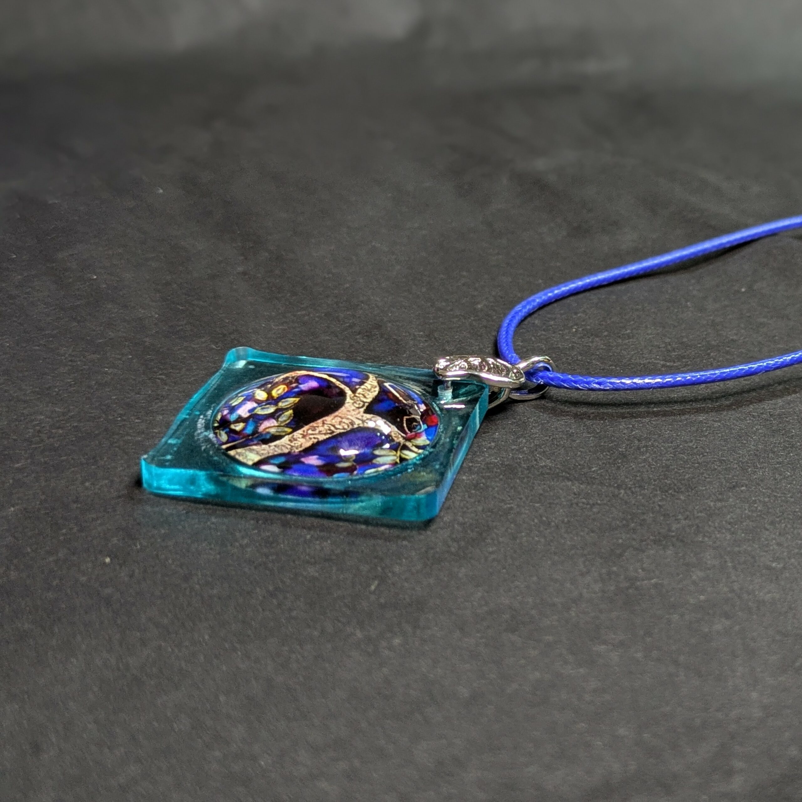 Kette mit Muggelstein Baum mit blau/lila Hintergrund – Bild 3