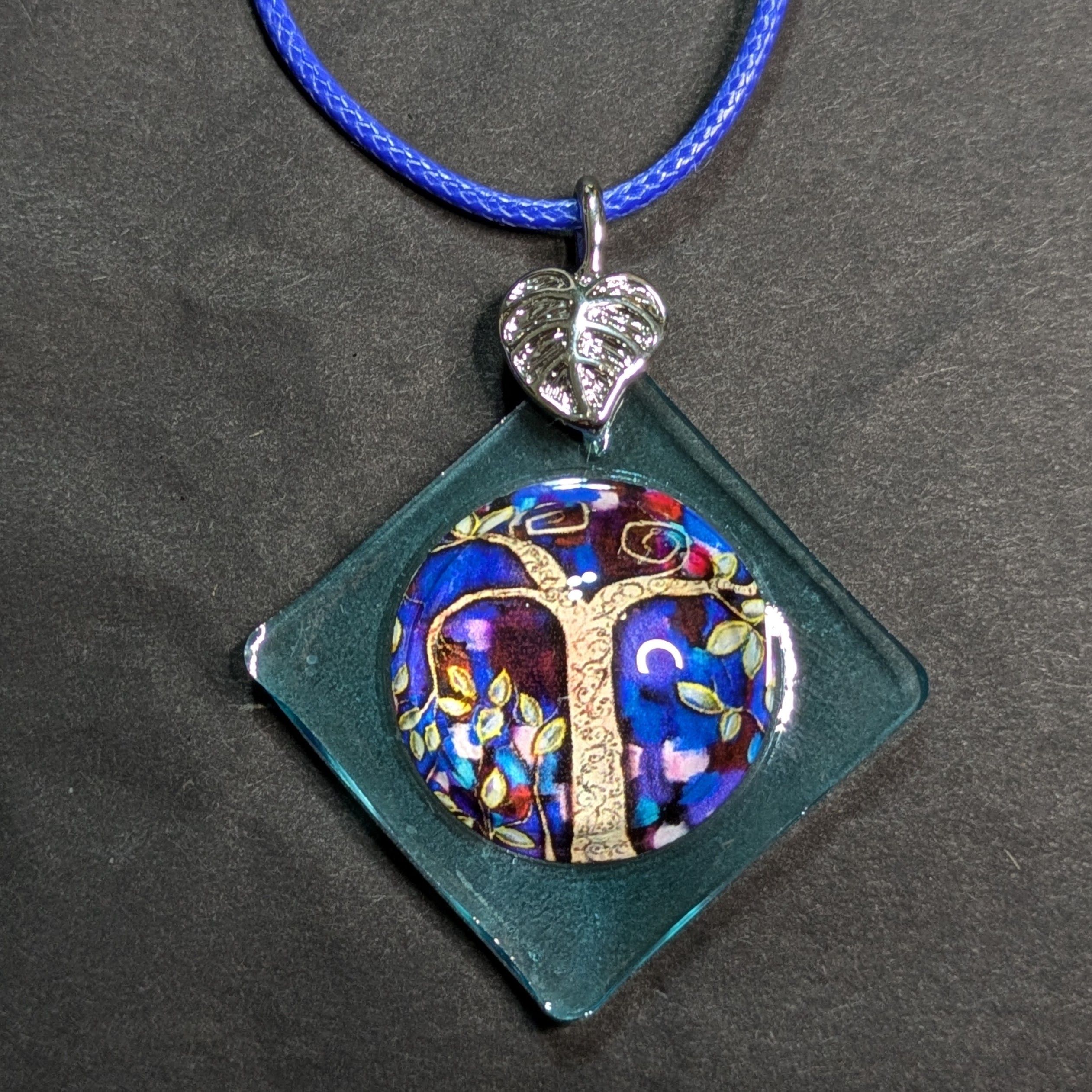 Kette mit Muggelstein Baum mit blau/lila Hintergrund