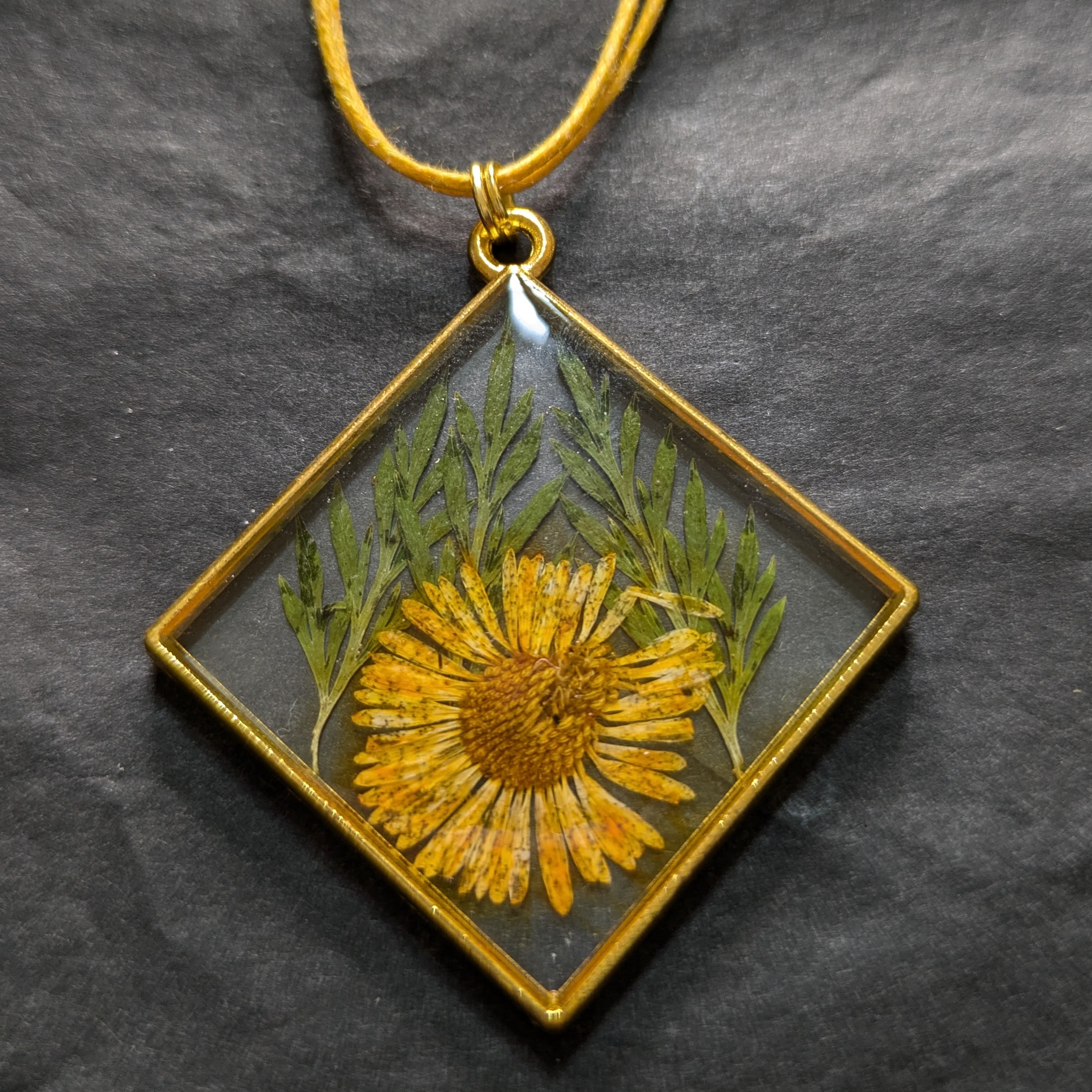 Halskette mit gelber Blüte