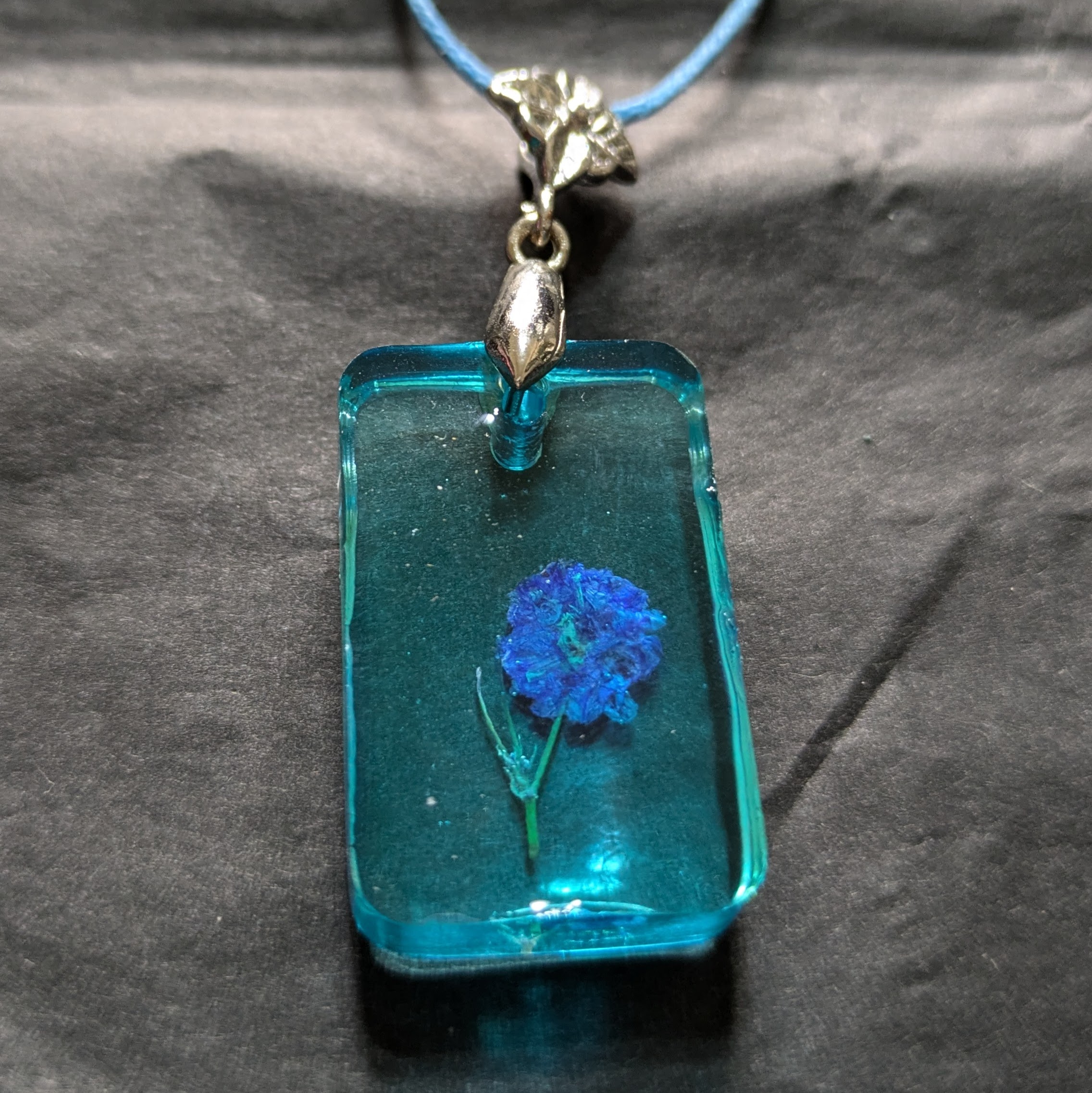 Halskette mit lila Blume