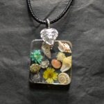Halskette mit Blumen und Muscheln