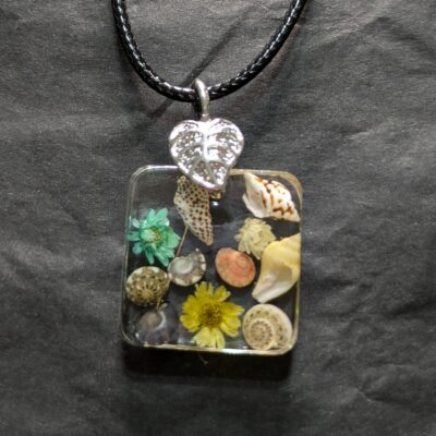 Halskette mit Blumen und Muscheln
