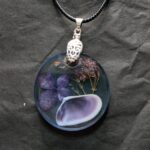 Halskette mit Blumen und Muschel