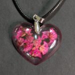 Halskette in Herzform mit rosa Blüten