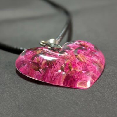 Set Halskette und Ohrringe in Herzform mit rosa Blüten – Bild 2