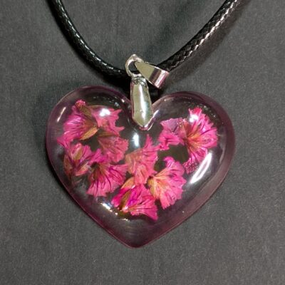 Set Halskette und Ohrringe in Herzform mit rosa Blüten – Bild 7