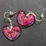 Ohrringe in Herzform mit rosa Blüten
