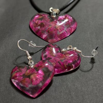 Set Halskette und Ohrringe in Herzform mit rosa Blüten