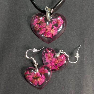 Set Halskette und Ohrringe in Herzform mit rosa Blüten – Bild 3