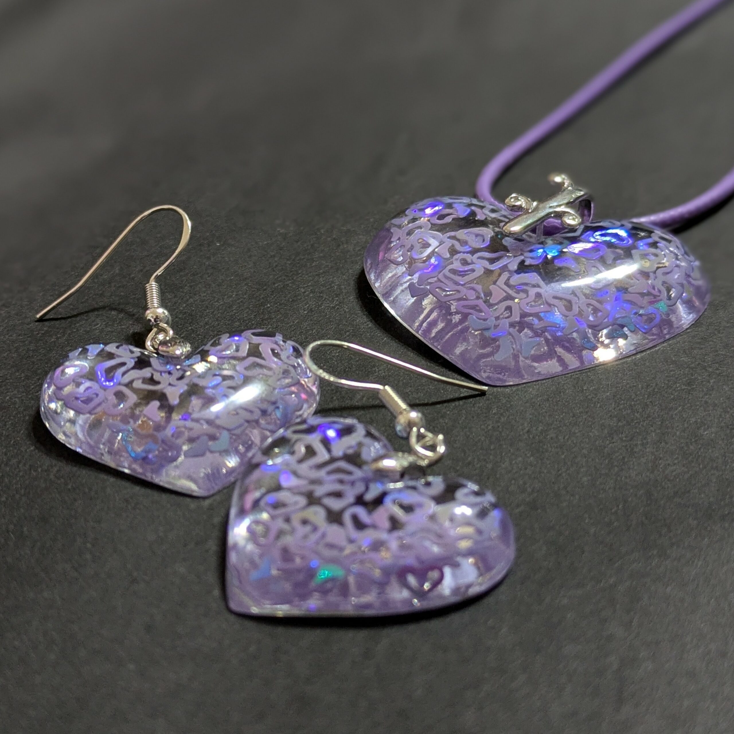 Set Halskette und Ohrringe Fliederherzen – Bild 3