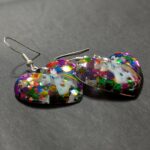 Ohrringe mit Einhorn und buntem Glitzer